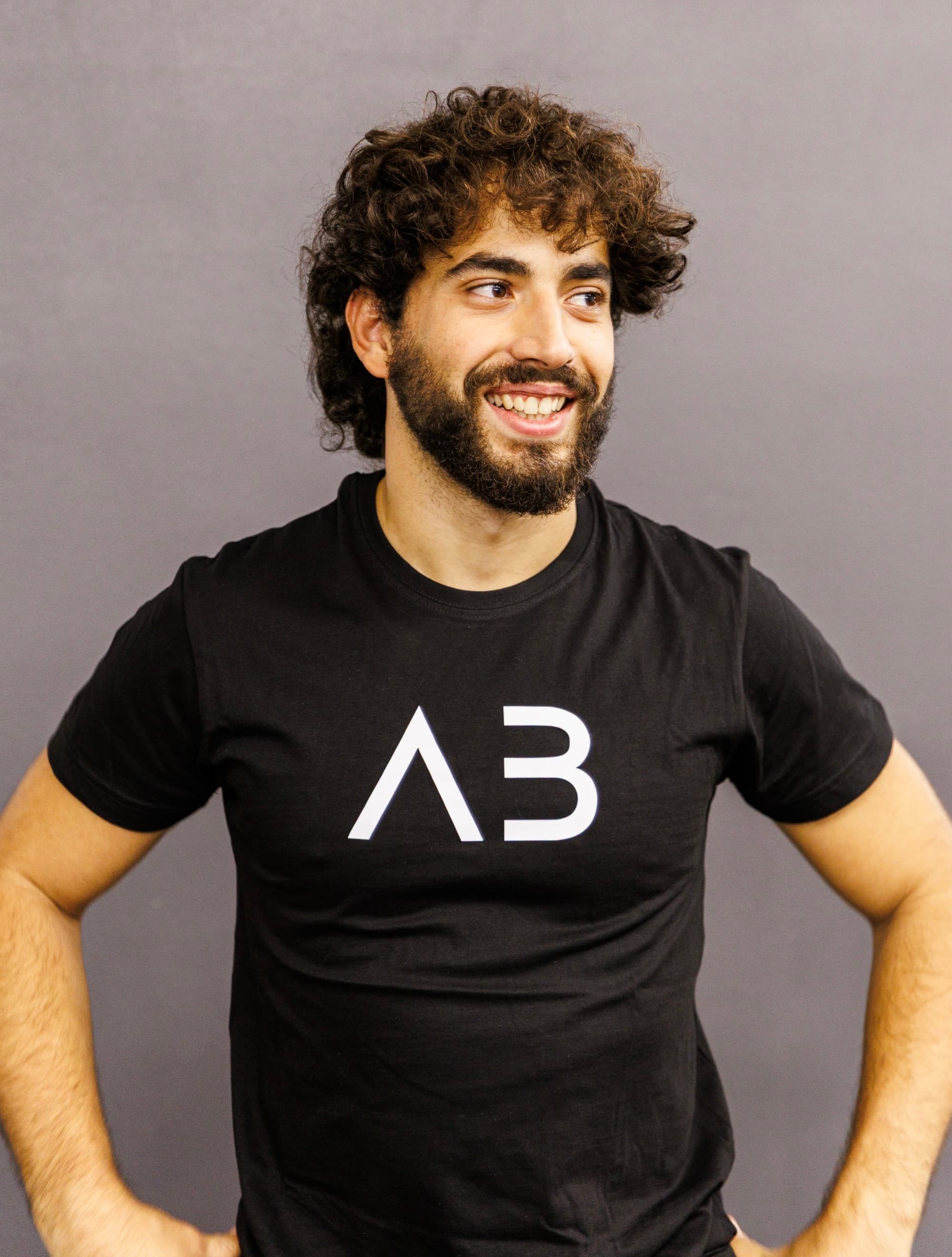 Alessandro Barbero, sorridente, con la maglia di AB Strength